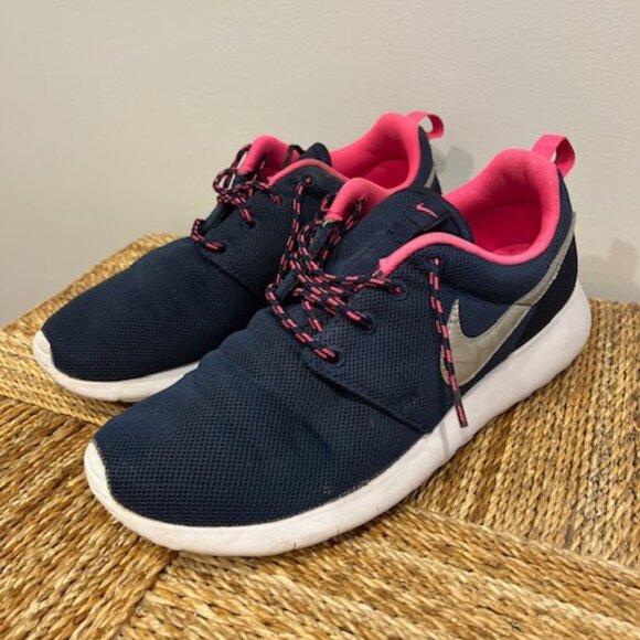 Nike Roshe One GS ~ Blue/Hot Pink ~ 599729 409 ~ Size 7Y - Picture 2 of 6